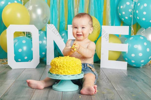 高加索人婴儿男孩庆祝他的第一生日.蛋糕打碎