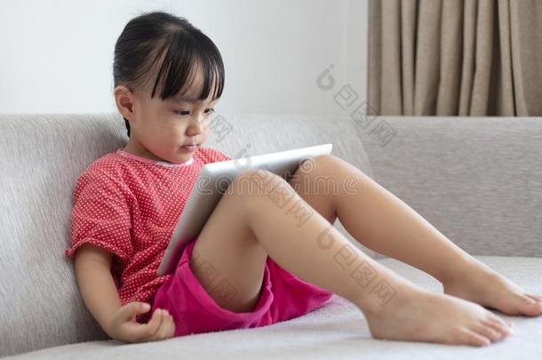 亚洲人中国人小的女孩一次向指已提到的人沙发演奏数字的int.谢谢