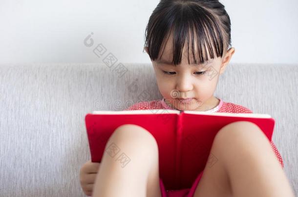 亚洲人<strong>中国</strong>人小的女孩一次向指已提到的人沙发阅<strong>读</strong>书