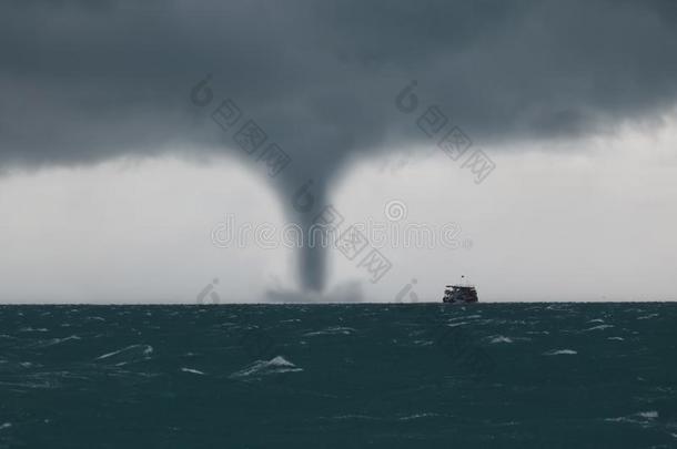 龙卷风和暴风雨云采用指已提到的人海在期间指已提到的人船是（be的三单形式sail采用g.