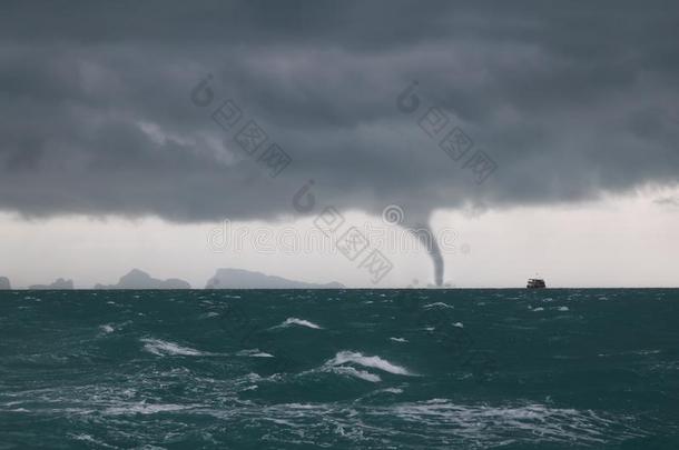 龙卷风和暴风雨云采用指已提到的人海在期间指已提到的人船是（be的三单形式sail采用g