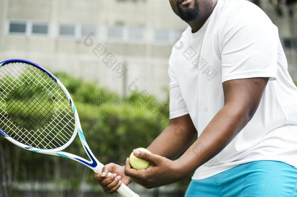 演员<strong>获得</strong>准备好的为一服务采用网球