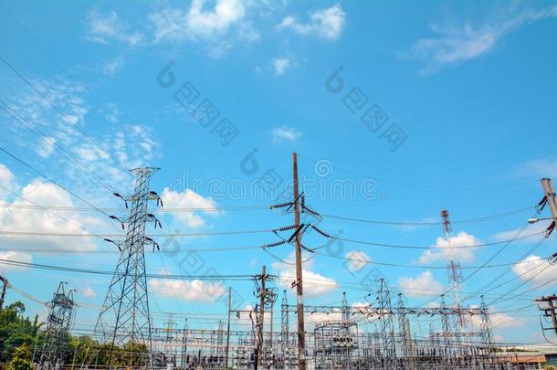 电力电缆塔,电力塔车站和多云的和太阳