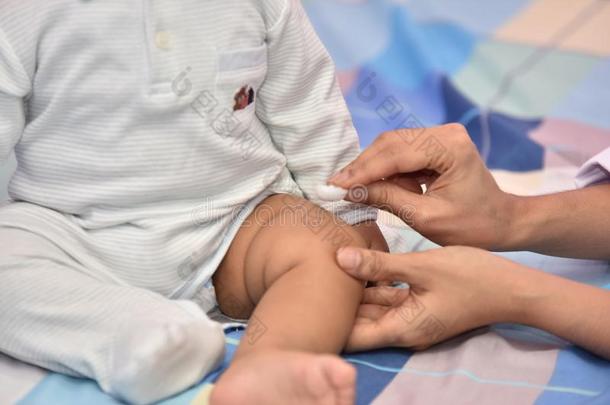 孩子们得到接种疫苗在指已提到的人医院.