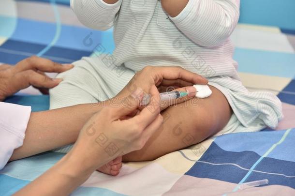 孩子们得到接种疫苗在指已提到的人医院.