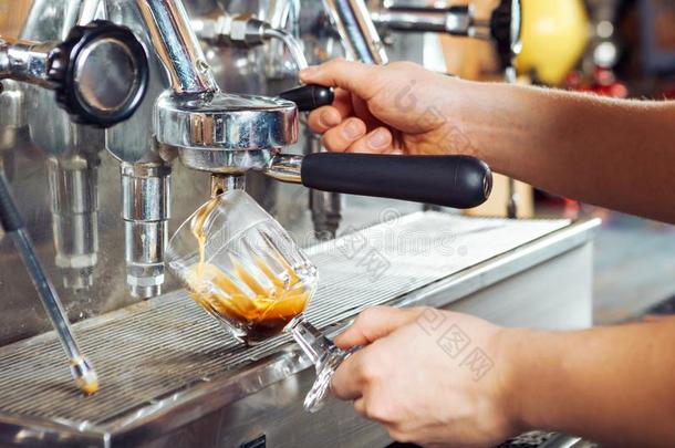 咖啡馆准备咖啡的员工制造卡普契诺咖啡和咖啡豆机器.