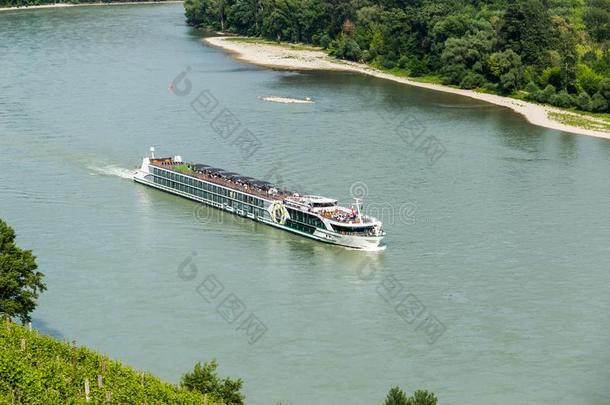 太<strong>夸张</strong>了小船向多瑙河河,奥地利.