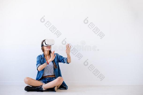 微笑的年幼的女人使用VirtualReality虚拟现实眼镜