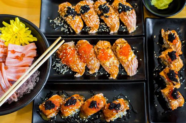 寿司行混合的有包装的和鲑鱼和刨切的鱼生鱼片,涂漆