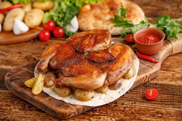 鸡关于烟草<strong>和</strong>装饰关于烘烤制作的年幼的马铃薯.开胃菜
