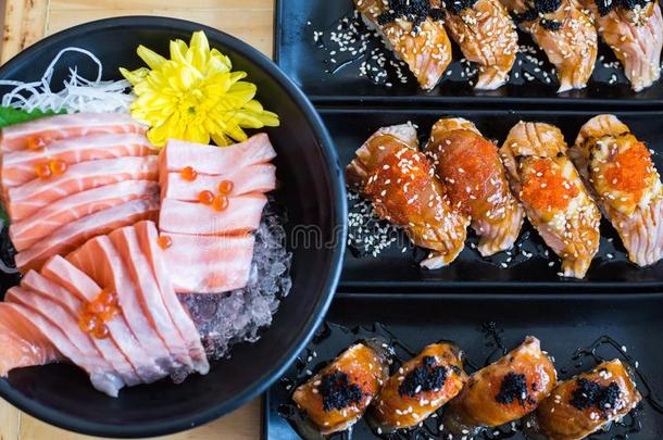 寿司行有包装的和鲑鱼和刨切的鱼生鱼片,日本人英语字母表的第6个字母