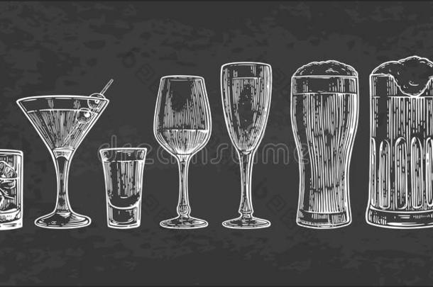 放置玻璃为啤酒,威士忌酒,葡萄酒,蒸馏酒,白兰地酒的一种,香槟酒,英语字母表的第2个字母