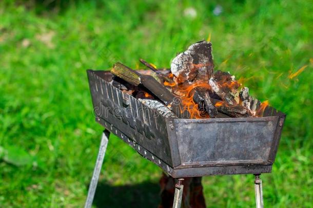 烤架烧烤和燃烧的煤炭向自然,关在上面