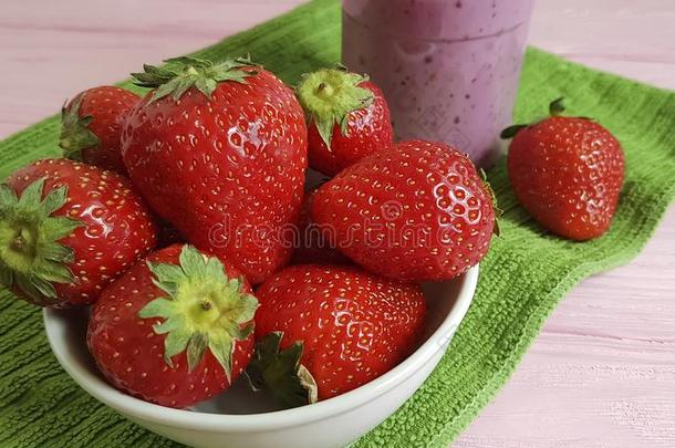 草莓smoot向es举止优雅的人新鲜的营养早餐夏向一粉红色的