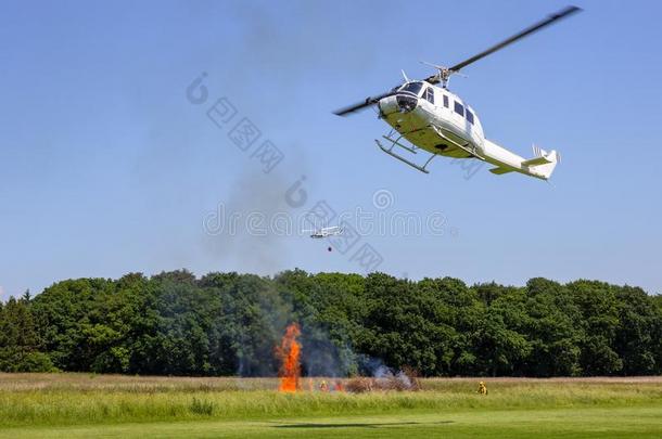 空气的火战斗的直升机