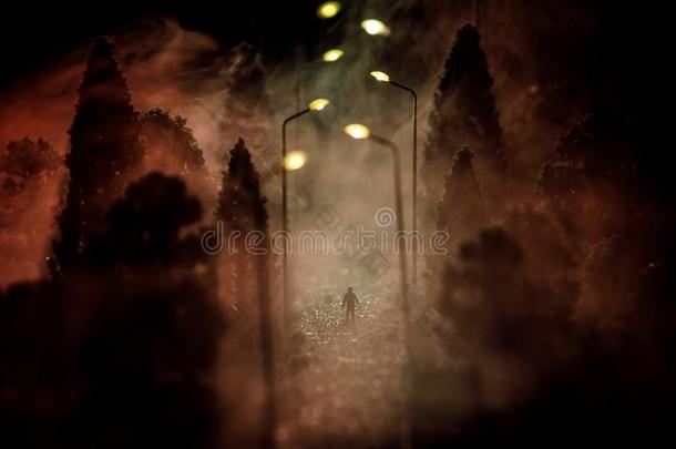 城市在夜采用密集的雾.浓的烟雾向一d一rk大街.剪影