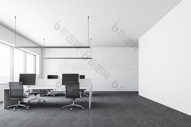 白色的墙现代的公司办公室,计算机