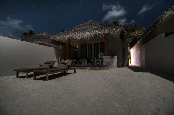 宏大的海滩别墅采用马尔代夫-一月光照耀的夜