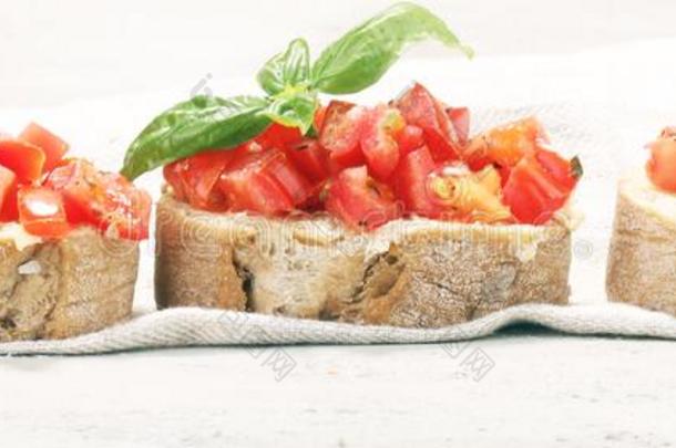 新鲜的番茄意大利烤面包片.意大利人食物开胃品和罗勒属植物