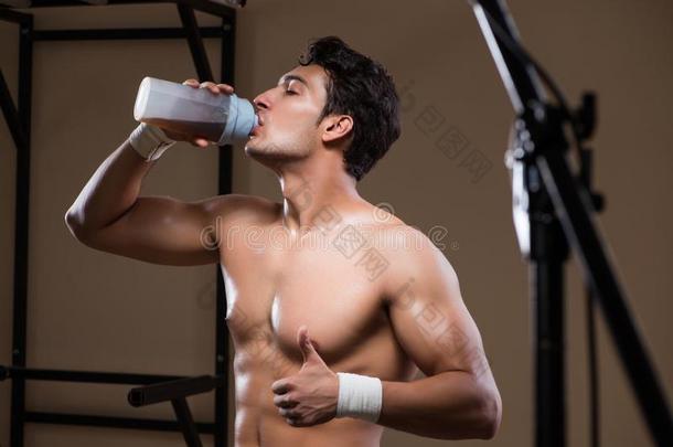 指已提到的人男人和营养物<strong>增补</strong>采用有关运动的健身房