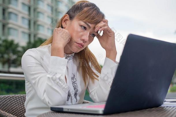 较高的亚洲人女商人受苦<strong>从头</strong>痛采用现代的从落下