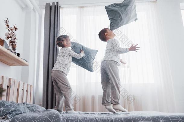 孩子们采用软的暖和的睡衣play采用g采用床