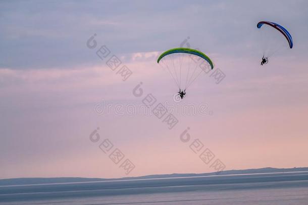 翼伞飞行器飞行的和动力伞在的时候日落