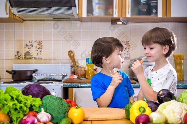健康的吃.幸福的孩子们准备和食物蔬菜沙拉