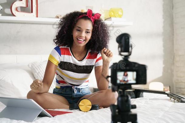 女孩记录视频博客磁带录像博客在家和照相机
