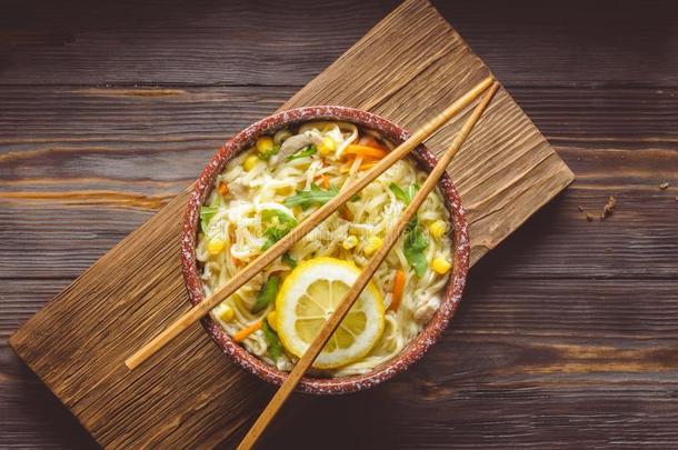 亚洲人食物中国人汤和面条采用碗