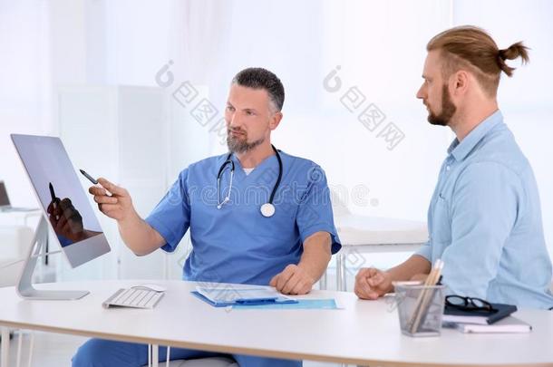 男人和健康状况问题拜访泌尿科医师