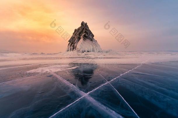 贝加尔湖使结<strong>冰水</strong>湖和岩石山和后的日落天