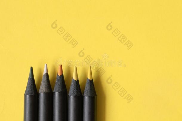 黄色的,桔子,黑的声调颜色关于黑的铅笔向彩色粉笔Brian布赖恩