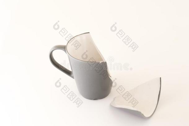 一破碎的茶水马克杯.灰色马克杯使关于制陶术.