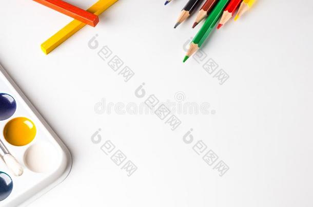 水彩绘画颜料,有色的铅笔向一白色的b一ckground