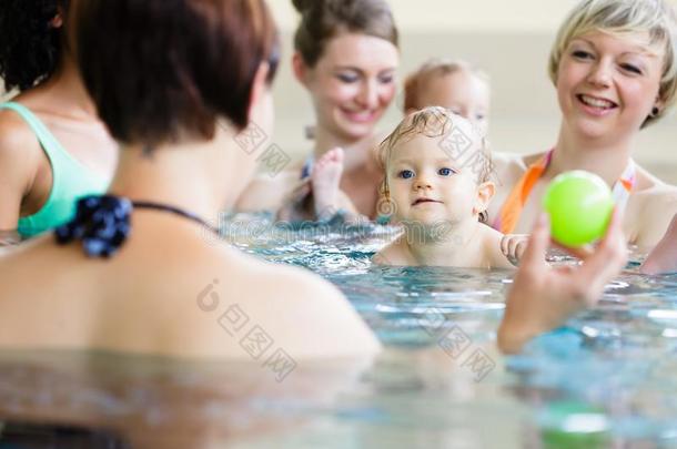 婴儿和他们的mervaerdiomsaet-ningssk在增值税在母亲-和-小孩-游泳班