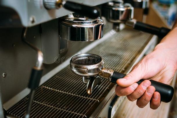 咖啡豆酿造过程咖啡馆准备咖啡的员工热的新鲜的喝