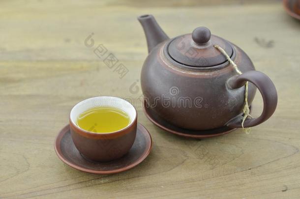 茶壶关于新鲜的茶水向木制的背景