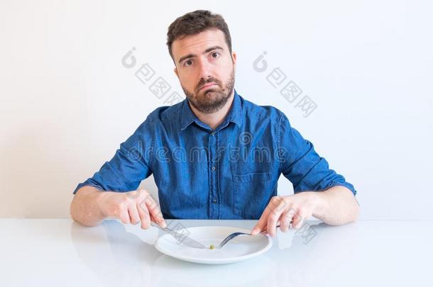 男人向日常饮食感觉饥<strong>饿</strong>的和无聊的在旁边蔬菜餐