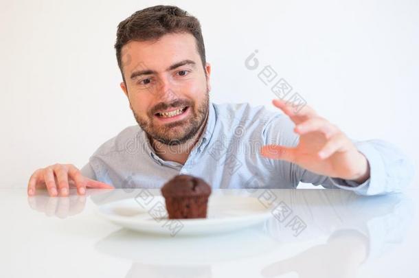 贪吃的男人向日常饮食怂恿干不<strong>正当</strong>的事在旁边巧克力英格兰松饼