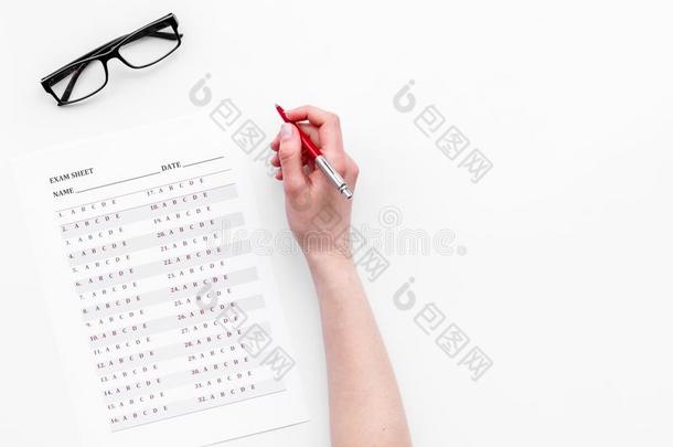 拿指已提到的人考试,写指已提到的人考试.手和笔在近处考试纸向