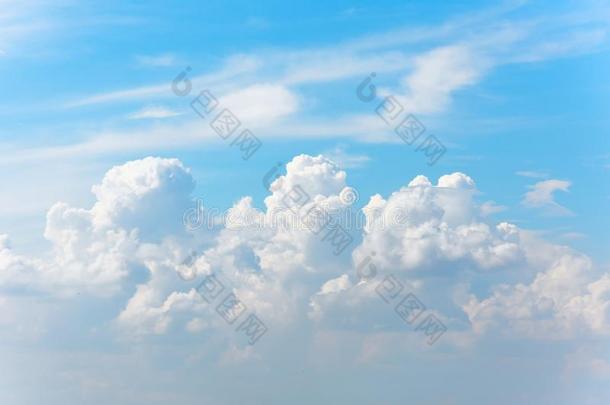 巨大的积云卷云云采用指已提到的人夏蓝色天.