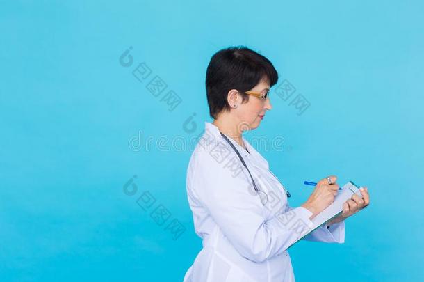 医学的医生医生女人越过蓝色背景和复制品speciality专业