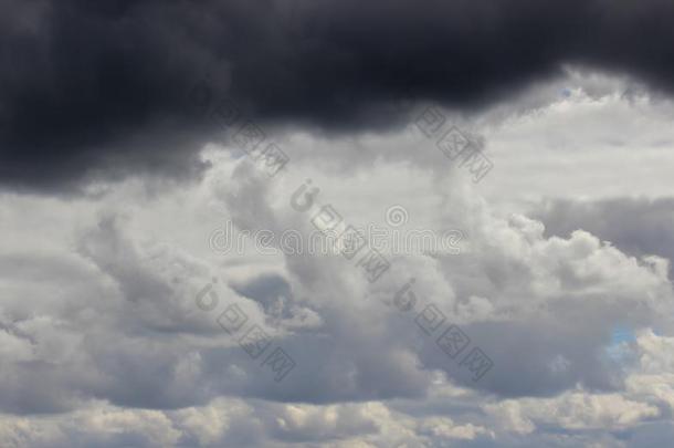 线条在之间黑暗的暴风雨云和白色的云采用指已提到的人天