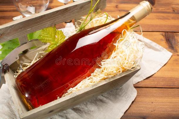 老年的白色的葡萄酒,时髦的桔子葡萄酒采用瓶子serve的过去式向老的木材