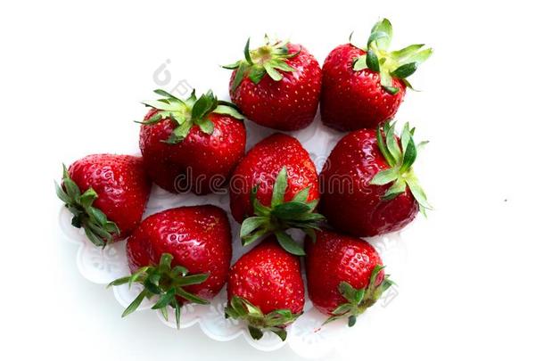 草莓分散的向一白色的b一ckgroundisol一te