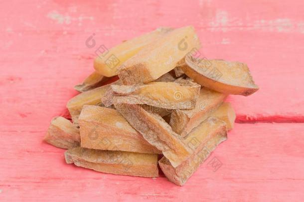 桩马铃薯干的干燥的粉红色的木材背景.腐烂的