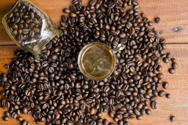 热的浓咖啡和咖啡豆豆采用玻璃罐子.