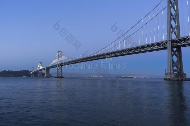 全景的看法关于湾桥在黎明时间