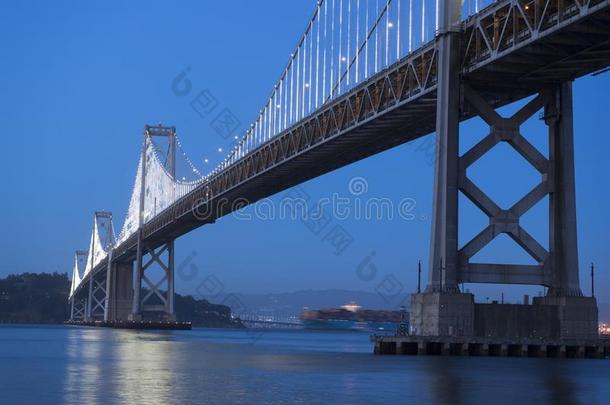 全景的看法关于湾桥在黎明时间